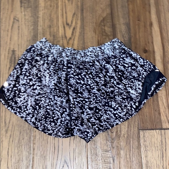 Black & white Lululemon Hotty Hot Shorts II *2.5” - Picture 2 of 4